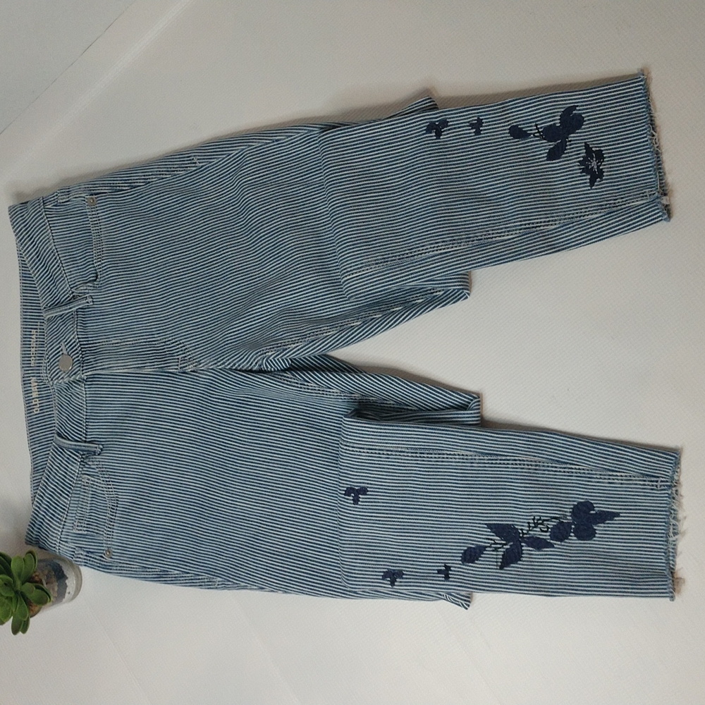 Old Navy Rockstar embroidered striped skinnies. Size 6